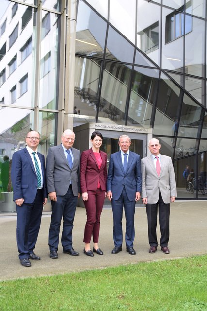 Gruppenbild mit Dame (v.re.): Friedrich Hillebrand (EVER Pharma Gruppe), LH Wilfried Haslauer, Institutsvorständin Johanna Pachmayr, PMU-Rektor Herbert Resch und Thomas Veitschegger (Österreichischer Apothekerverband). | Foto: Angelika Pehab
