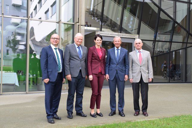 Bei der Pressekonferenz (v.re.): Friedrich Hillebrand (EVER Pharma Gruppe), LH Wilfried Haslauer, Institutsvorständin Johanna Pachmayr, PMU-Rektor Herbert Resch und Thomas Veitschegger (Österreichischer Apothekerverband). | Foto: Angelika Pehab