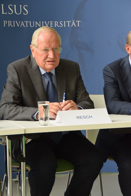 "Das Gesundheitssystem der Zukunft wird weit stärker als bisher von Multiprofessionalität geprägt sein", weiß PMU-Rektor Herbert Resch. | Foto: Angelika Pehab