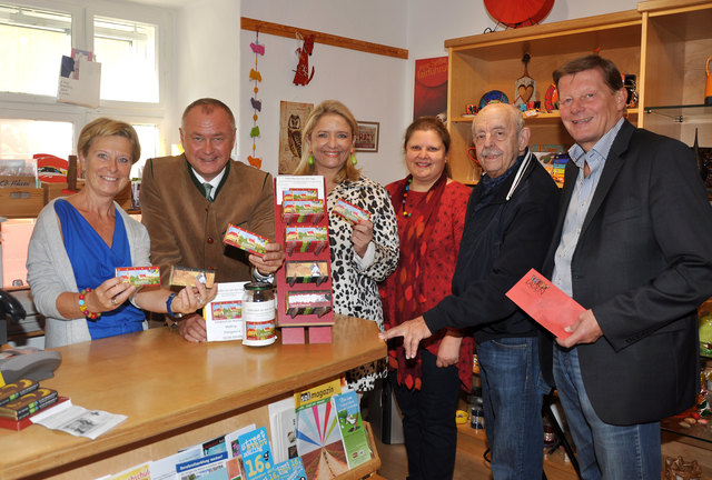 Die Mödling-Schokolade ist ein Hit, von Mödling bis nach Schweden und die USA! v.l.: Ursula Käferböck, Hans Stefan Hintner, Roswitha Zieger, Ilse Heistinger, Peter Thomas und Martin Czeiner. | Foto: Boeger