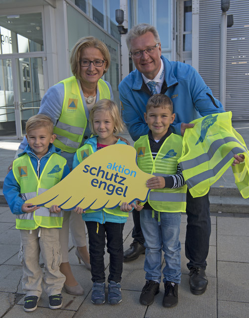 Seit 18 Jahren verfolgt die Aktion Schutzengel zwei Ziele: Zum einen die Verkehrssicherheit auf den Straßen in Niederösterreich zu erhöhen und zum anderen die Kinder auf Gefahren am Schulweg vorzubereiten. Ab dem nächsten Jahr sollen alle Taferlklassler in ganz Niederösterreich eine derartige Warnweste erhalten.