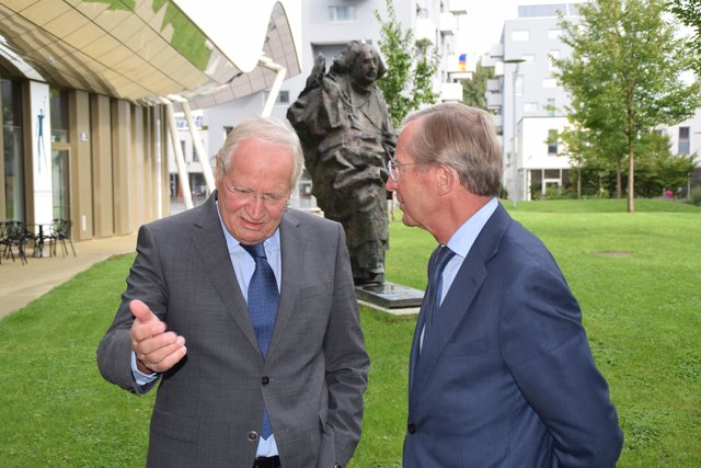 "Das ist ein großer Tag für Salzburg", sind sich Rektor Herbert Resch und LH Wilfried Haslauer im Schatten der Paracelsus-Skulptur sicher. | Foto: Angelika Pehab