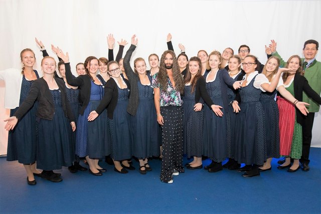 Fotoshooting mit dem Top-Star Conchita (Mitte) und dem HLF Krems-Team mit Ernst Sommer, Fachkoordinator Tourismus | Foto: Öhler Sabrina