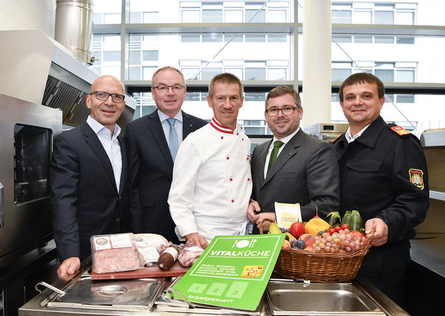 Manfred Höllerschmid, LH-Stv. Stephan Pernkopf,  Herbert Schreiblehner, Landesrat Ludwig Schleritzko und FF-Schulleiter Franz Schuster | Foto: NLK, Filzwieser