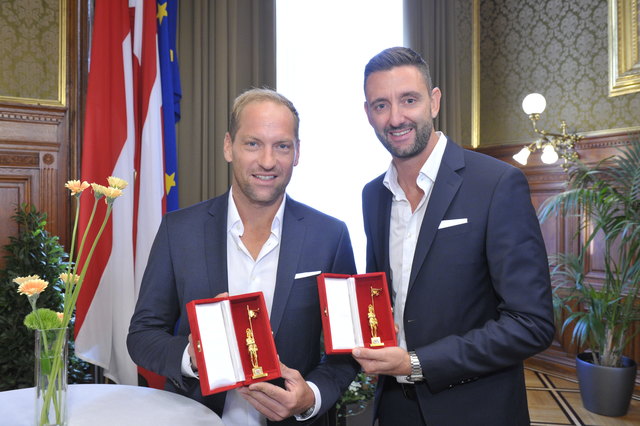 Zuerst Silber, jetzt Gold: Clemens Doppler (re.) und Alexander Horst wurden mit dem Goldenen Rathausmann geehrt. | Foto: PID