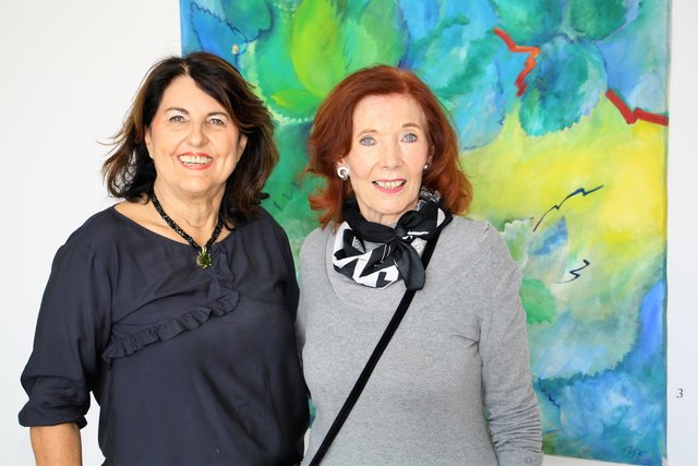 Margret Roth (links) präsentiert die Bilder von Monika Schönbacher-Frischenschlager im WELL.COME Center Graz.