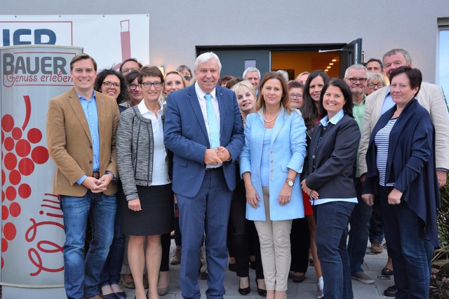 LA Christoph Kaufmann, Landesschulratspräsident Johann Heuras, Pflichtschulinspektorin Eva Rosskopf mit den SchuldirektorInnen des Tullner Bezirks. | Foto: ÖVP
