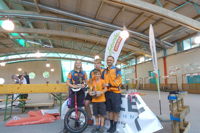 Glücklich und zufrieden: Conny Panozzo, Stefan Hecher, Lukas Treitler , Leopold Treitler | Foto: One Wheel Dragons