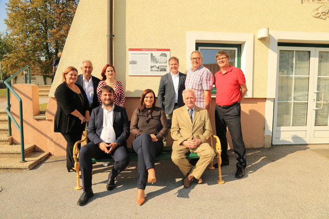 Direktorin Isabella Radatz-Grauszer, Oberamtsrat Harald Horvath, Mag. Natascha Bögner, Mag. Gerhard Frasz, Didi Csögl und DI Wolfgang Mandl. Sitzend: Mag. Bernhard Ozlsberger, Landesrätin Mag. Astrid Eisenkopf und Hofrat Dr. Johann Seedoch. | Foto: KuBS