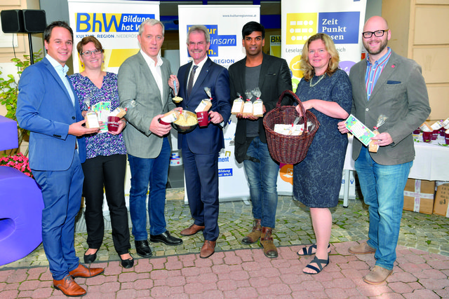 Markus Krempl-Spörk (Stadtrat St.Pölten), Nicole Malina-Urbanz (Leiterin Zeit Punkt Lesen), Martin Lammerhuber (Holdinggeschäftsführer Kultur.Region.Niederösterreich), Landesrat Karl Wilfing, Ramesh Nair, Christine Spindler (Leiterin BhW Basisbildung), Thomas Kainz (Stadtrat St.Pölten) | Foto: BhW/Maschek