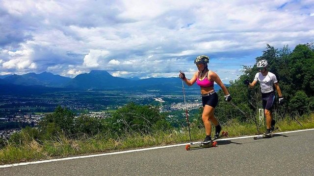 Das Skirollern macht beiden am meisten Spaß. | Foto: Team Edlinger