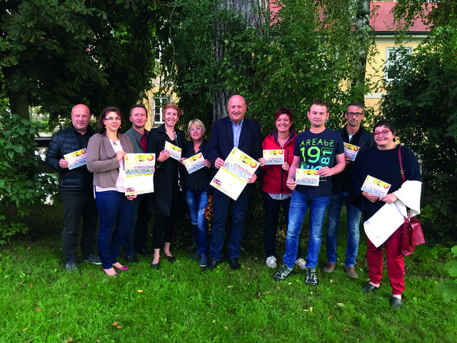 Die Waizenkirchner Gewerbeschau bietet die Möglichkeit, die Menschen hinter den regionalen Produkten kennen zu lernen: Andreas Petric, Elisabeth Mair, Oliver Mairinger, Ulli Schatzl, Regina Christian, Karl Weixelbaumer, Steffi Weinzierl, Bernhard Dichtl, Willi Weinzierl, Petra Windischbauer (v.l.)