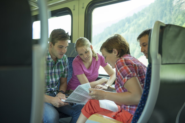 I nimm eich mit - Zum geselligen Ausflug lädt der Verkehrsverbund Tirol (VVT) am 22. und 23. September alle Jahres-Ticket-BesitzerInnen ein: Vier Freunde fahren gratis mit. | Foto: VVT