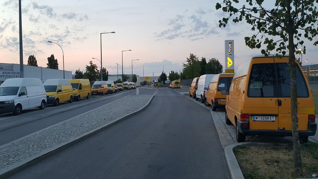 Post-Transporter geparkt Richard Tauber Gasse vor dem Paket-Zentrum der Post in Wien 23 - aufgenommen am 21.6.2017 um 4:45 Uhr