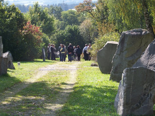 Auf dem Granitlehrpfad erfahren die Besucher Interessantes zum Steinabbau und zur -bearbeitung.