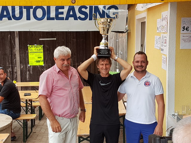 Bürgermeister Reinhard Breitner, "Clubmeister" Walter Kahri und Obmann Jürgen Stuphann. | Foto: UTC Perschling