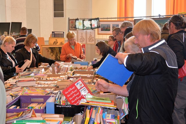 Stöbern, suchen, finden: Der Fetzenmarkt der Freiwilligen Feuerwehr St. Michael ist immer wieder Anziehungspunkt für viele Besucher. | Foto: Peter Taurer