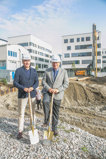 Architekt Alfred Berger und Rektor Resch beim Spatenstich. | Foto: PMU/wildbild