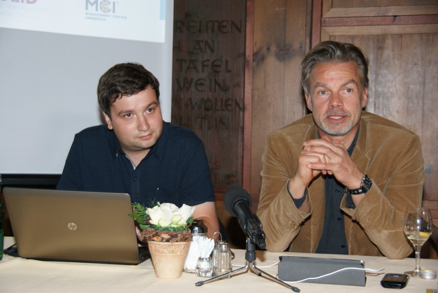 SPÖ-Politstammtisch: Bezirksvorsitzender Benedikt Lentsch (li.) mit dem Referenten LA Thomas Pupp.