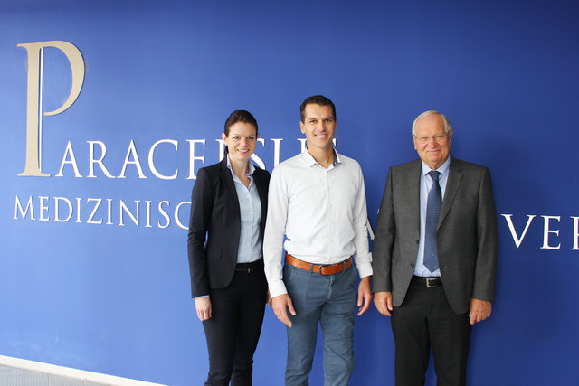 Johanna Pachmayr, Ex-Skistar Matthias Lanzinger und Rektor Herbert Resch begrüßten die neuen Pharmaziestudierenden. | Foto: PMU