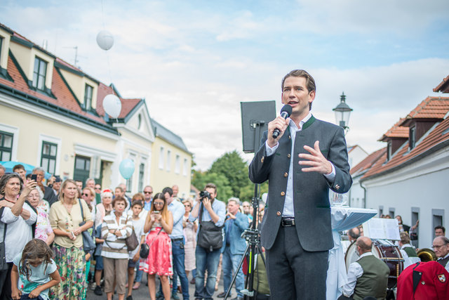 Außenminister Sebastian Kurz war zu Gast beim Frühschoppen in Ober St. Veit. | Foto: Gregor Hoheneder