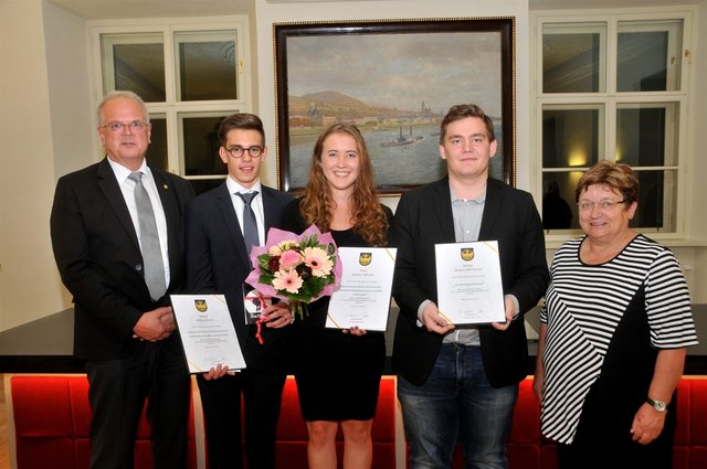 Bgm. Resch und StR Wegl mit den PreisträgerInnen für Vorwissenschaftliche Arbeiten: Marco Simon, Sabine Walzer und Marco Hoffmann (von links).