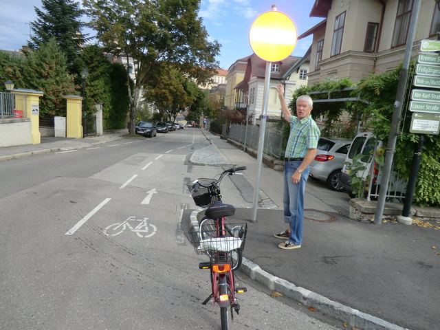 Herbert Blecha zeigt es an: Die Zusatztafel fehlt. | Foto: Blecha
