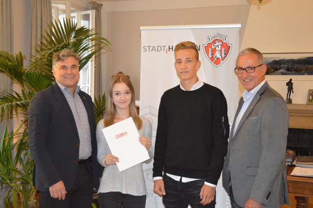 Stadtamtsdirektor Erich Angerer, Lisa Egger, Marco Zifkovic und Bürgermeister Gerhard Anzengruber.