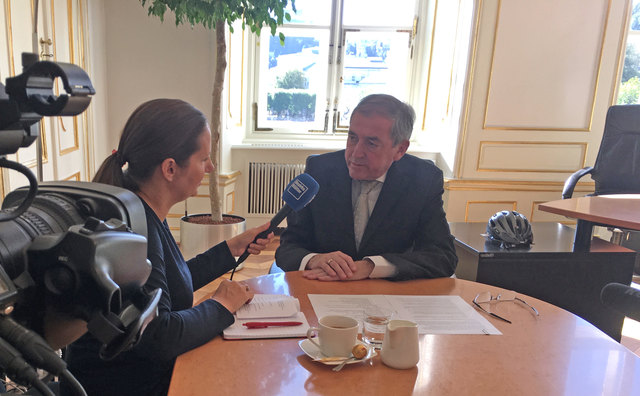 Bgm. Heinz Schaden im Interview mit Bezirksblätter-Chefredakteurin Stefanie Schenker: "Eine Berufung und die Nichtigkeitserklärung, und da hat einer der Anwälte 40 Gründe dafür gefunden, ist ein Instrument, das strafmildernd – hoffentlich – wirkt." | Foto: BB