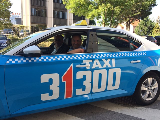 Kein Nebenjob für Gemeindepolitiker, sondern Bgm. Michael Cech und GGR. Marcus Richter testen den Komfort der Taxi 31300 Flotte