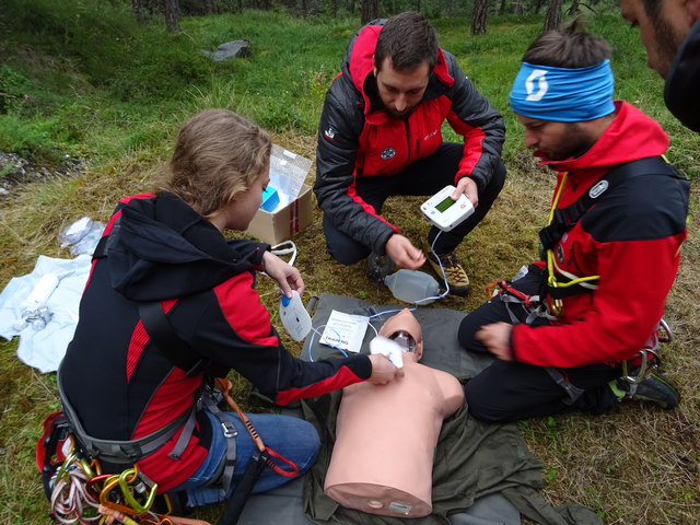 Medizinische Erstversorgung in alpiner Umgebung geübt. | Foto: Walter Föger
