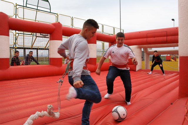 Beim Trendsport Bungeesoccer sind die Kicker an Gummiseilen fixiert.