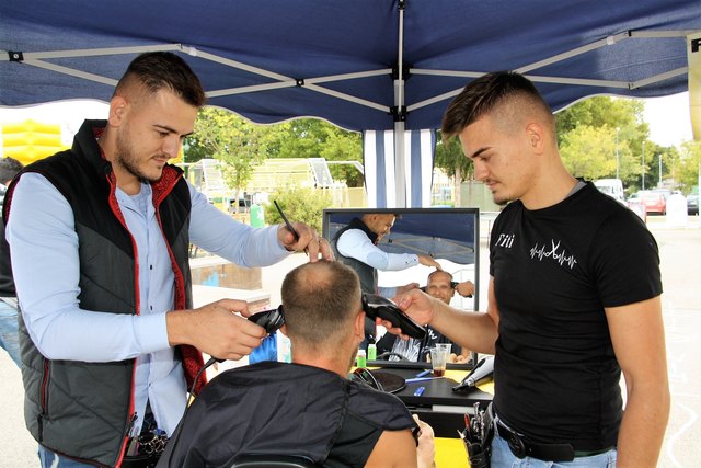 Bei Alfis Haarpracht griffen die Brüder Trimi & Fiti gemeinsam zur Schere.