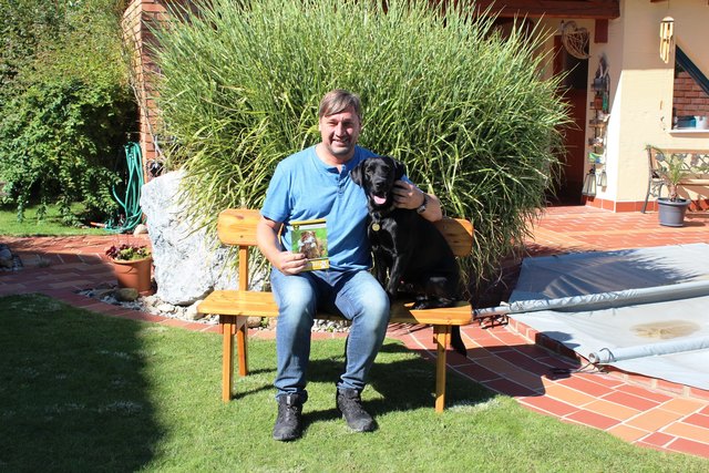 Bürgermeister Harald Richter und sein Labrador „Leo“