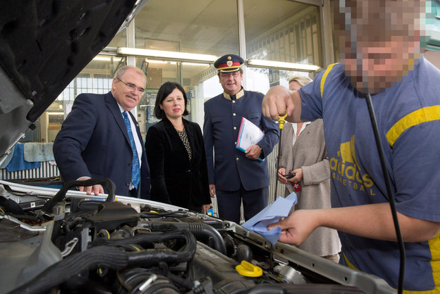 Vizekanzler, Justizminister Wolfgang Brandstetter (l.) mit EU-Justizkommissarin Vera Jourova (M.) und General Josef Schmoll (r.) beim Rundgang, hier in der Autowerkstatt in der die Insassen ausgebildet werden.
