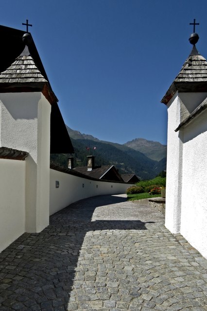 Der Friedhof liegt noch ein wenig höher als das Dorf selbst, bildet so eine Art Zwischenstation zum Himmel