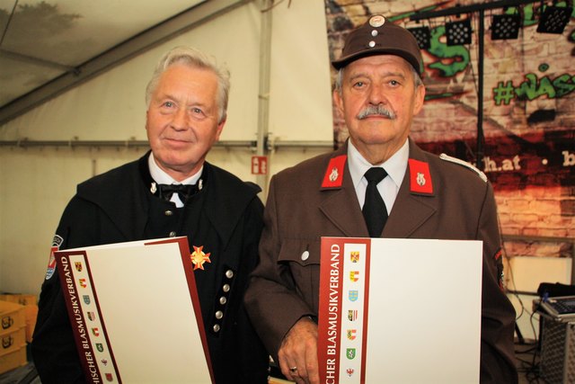 Vergoldet: Harald Jantscher und Herbert Anhofer wurde beim Bezirksmusiktreffen Dank und Anerkennung ausgesprochen.