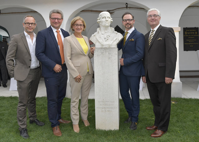 Kurator Werner Hanak mit Hermann Dikowitsch (Land NÖ), J. Mikl-Leitner, Michael Linsbauer und Bgm. Herbert Speckl (vlnr). | Foto: NLK/Pfeiffer