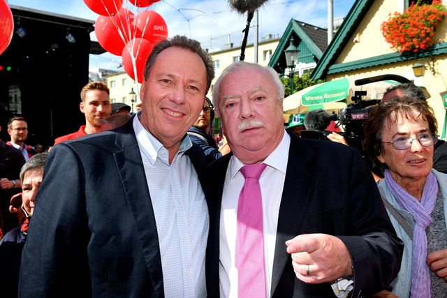 Franz Prokop (l) Bezirksvorsteher von Ottakring mit Bürgermeister Michael Häupl bei der Eröffnung des Kirtages