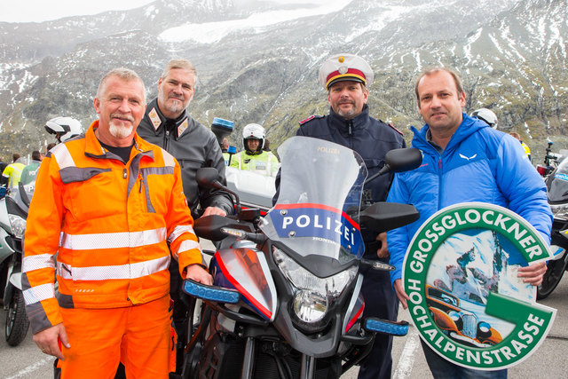 Internationales Treffen der Polizei - Motorradfahrer am Großglockner (v.l.n.r.) Stefan Schwaiger (Sicherheitsvertrauensperson Großglockner Hochalpenstraßen AG), Chefinspektor Thomas Ensle (Bundesministerium für Inneres), Gruppeninspektor Christian Sommerlat (Gesamtkoordinator, Landespolizeidirektion Salzburg - Landesverkehrsabteilung) und Prok. Ing. Thomas Noel (technischer Leiter Großglockner Hochalpenstraßen AG) | Foto: Mike Vogl für Pressefoto Neumayr