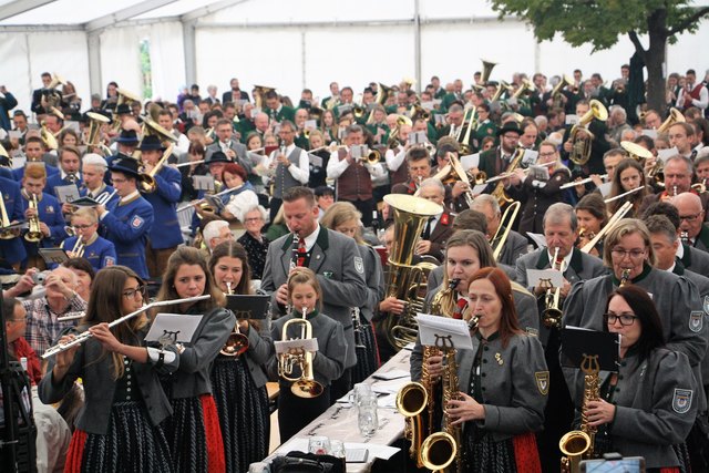 400 Musiker ließen die musikalische Liebeserklärung an Gratwein erklingen.