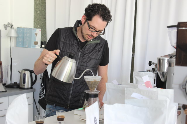 Barrista Fasch bereitet einen Filterkaffee mit dem Wasserkocher zu.