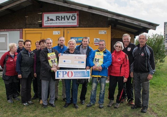 Bei der Spendenübergabe dabei waren neben unserem Spitzenkandidaten Peter Schmiedlechner u.a. auch GR Walter Gall (Obmann FPÖ Theresienfeld), GR Ing. Josef Gaida &amp; Susi Gaida, GR Erwin Trumpes (Obmann Stv. FPÖ Eggendorf).