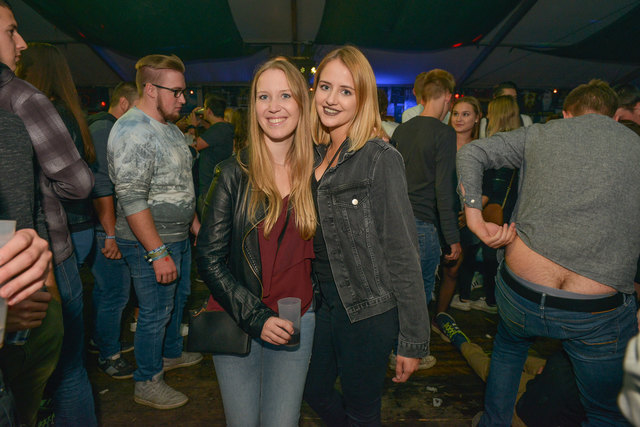 2 Blonde Engel sind Magdalena und Lisa (v. l.)