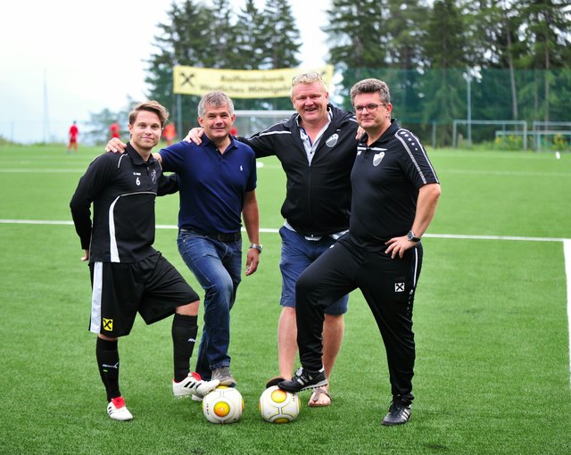 FCG-Kapitän Patrick Madersbacher, Sportreferent Jakob Annewanter, Obmann Didi Überbacher und FCG-Urgestein Wolfgang Weber beim Kunstrasentest!