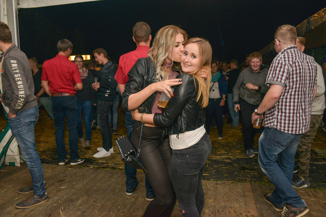 Ladys in Black sind Carina und Katrin (v. l.)