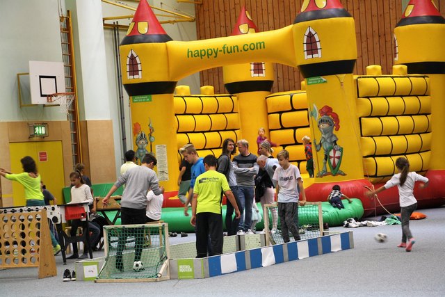 Wetterbedingt fand das Generationenfest in Hausmannstätten in der Sporthalle statt.
