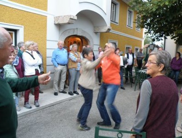 Ein Schlusstänzchen vor der Heimreise (in Rutzenmoos bei der "Pepi-Tant")