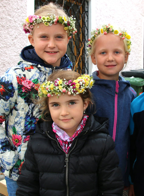 Marie, Hanna und Johanna freuten sich über die Blumenkränze vom Blumenhaus Schwaighofer | Foto: Stadtgemeinde