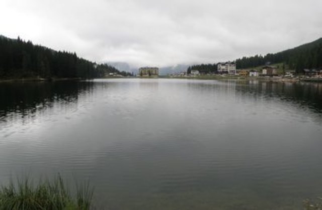Der Misurina-See nächst den 3 Zinnen in den Dolomiten